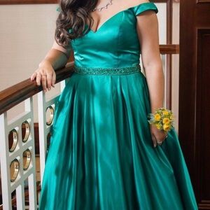 Sherri Hill Green Ruched Sweetheart Prom Dress